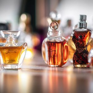 راهنمای جامع انتخاب عطر زنانه مناسب پاییز